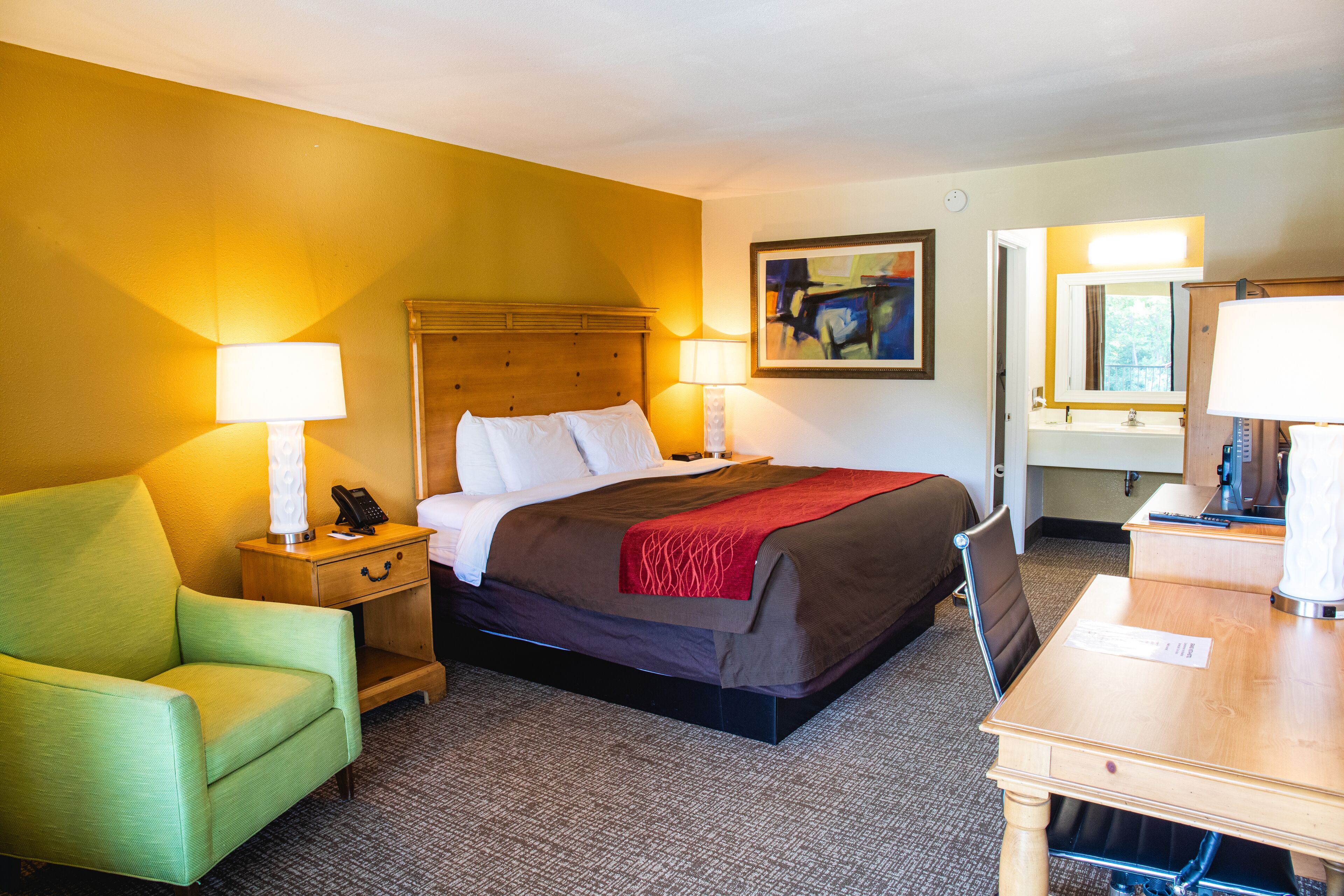 classic room, 1 king bed | in-room safe, desk, iron/ironing board, free wifi