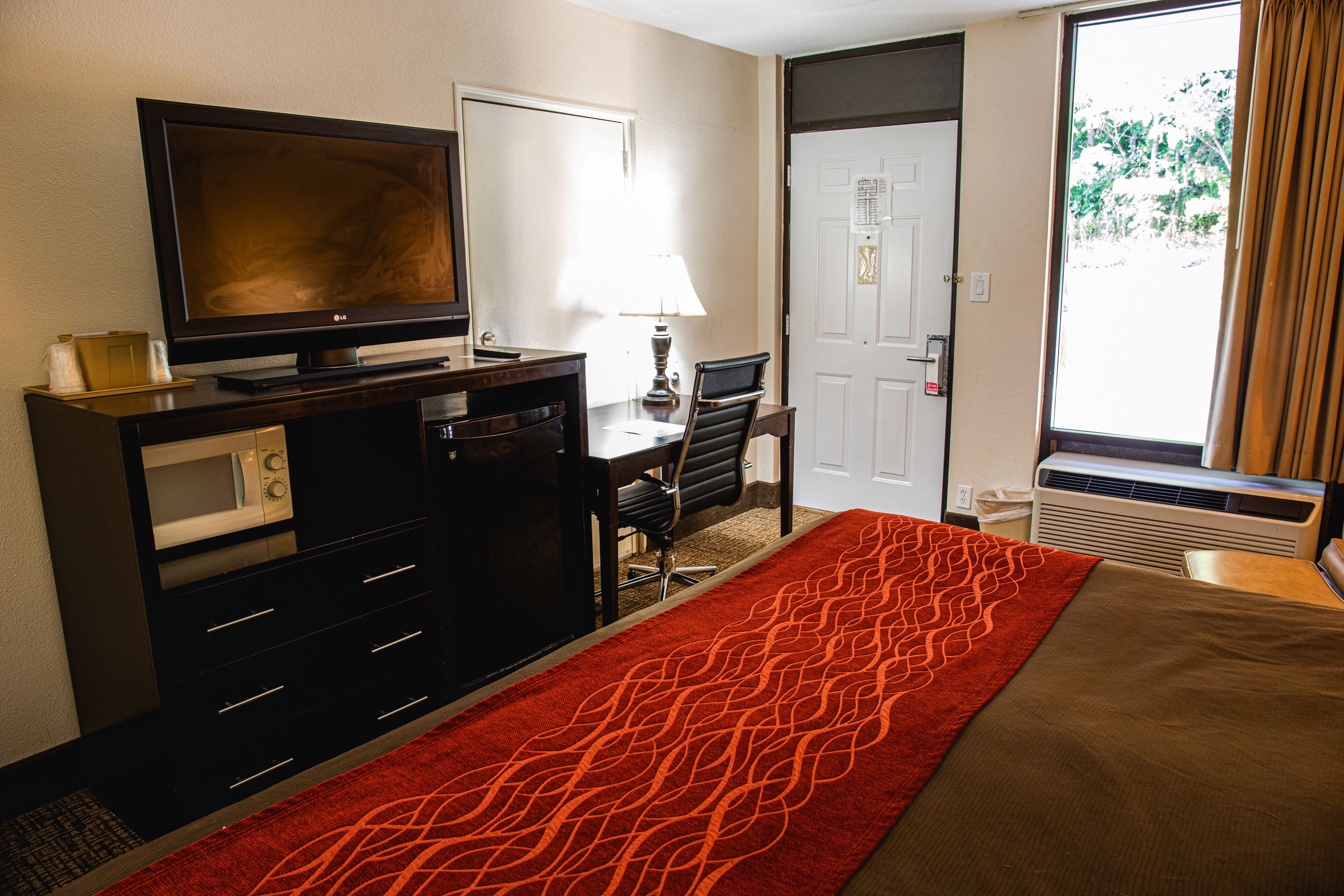 classic room, 1 king bed | in-room safe, desk, iron/ironing board, free wifi