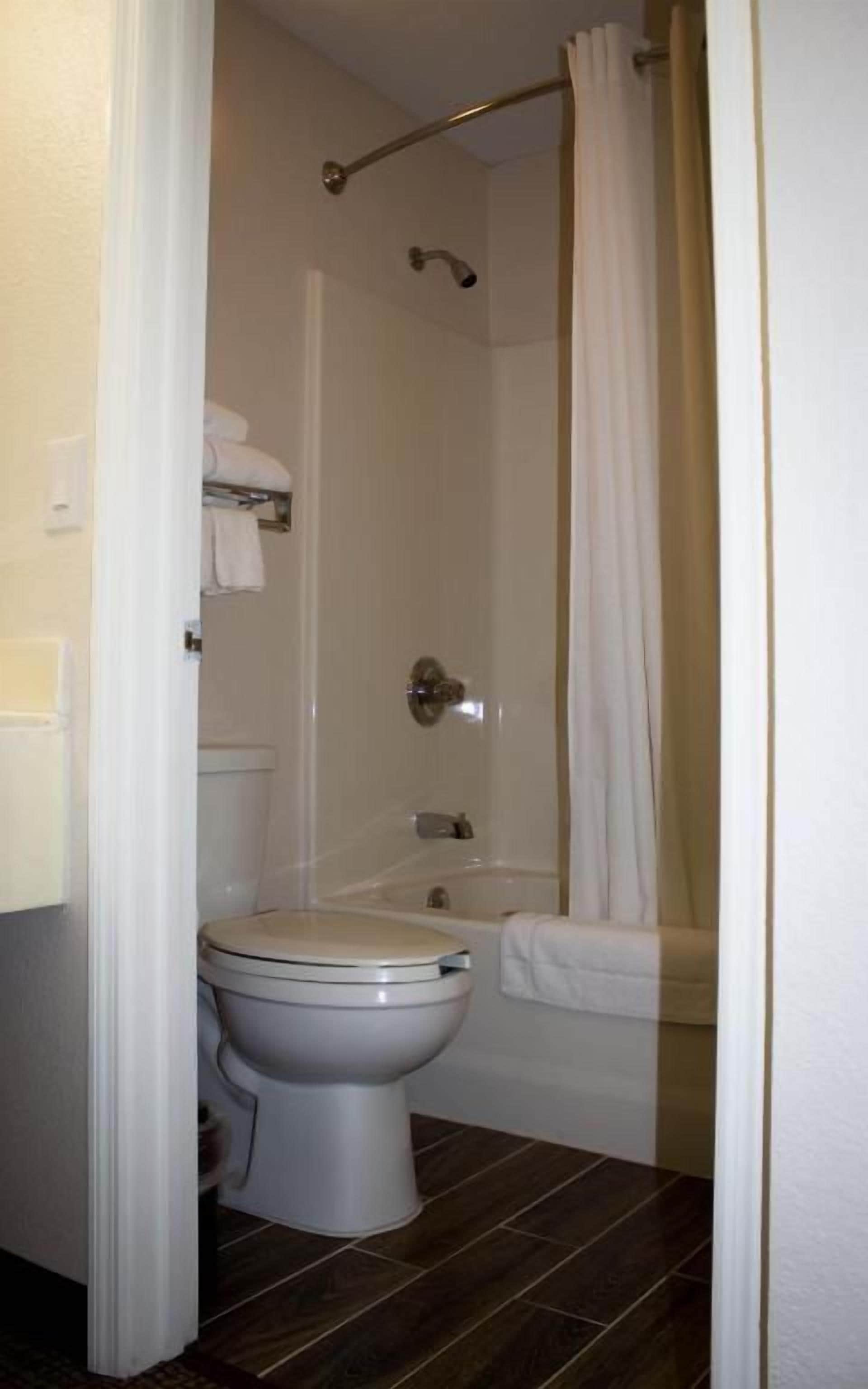 Un baño con inodoro, ducha y bañera.