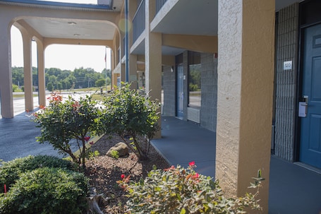 Exterior. Grand Vista Hotel