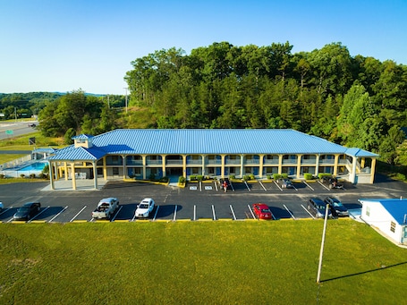 Exterior. Grand Vista Hotel
