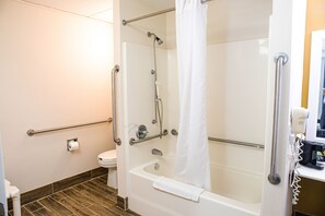 Chambre classique, 1 très grand lit | Salle de bain | Ensemble baignoire-douche, articles de toilette (gratuits)