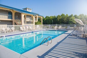 Una piscina al aire libre de temporada