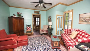 TV - Second Home Guest House (Fredericksburg)