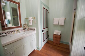 Hus - 2 sovrum - kök (Second Home Guest House) | Badrum | Dusch och handdukar