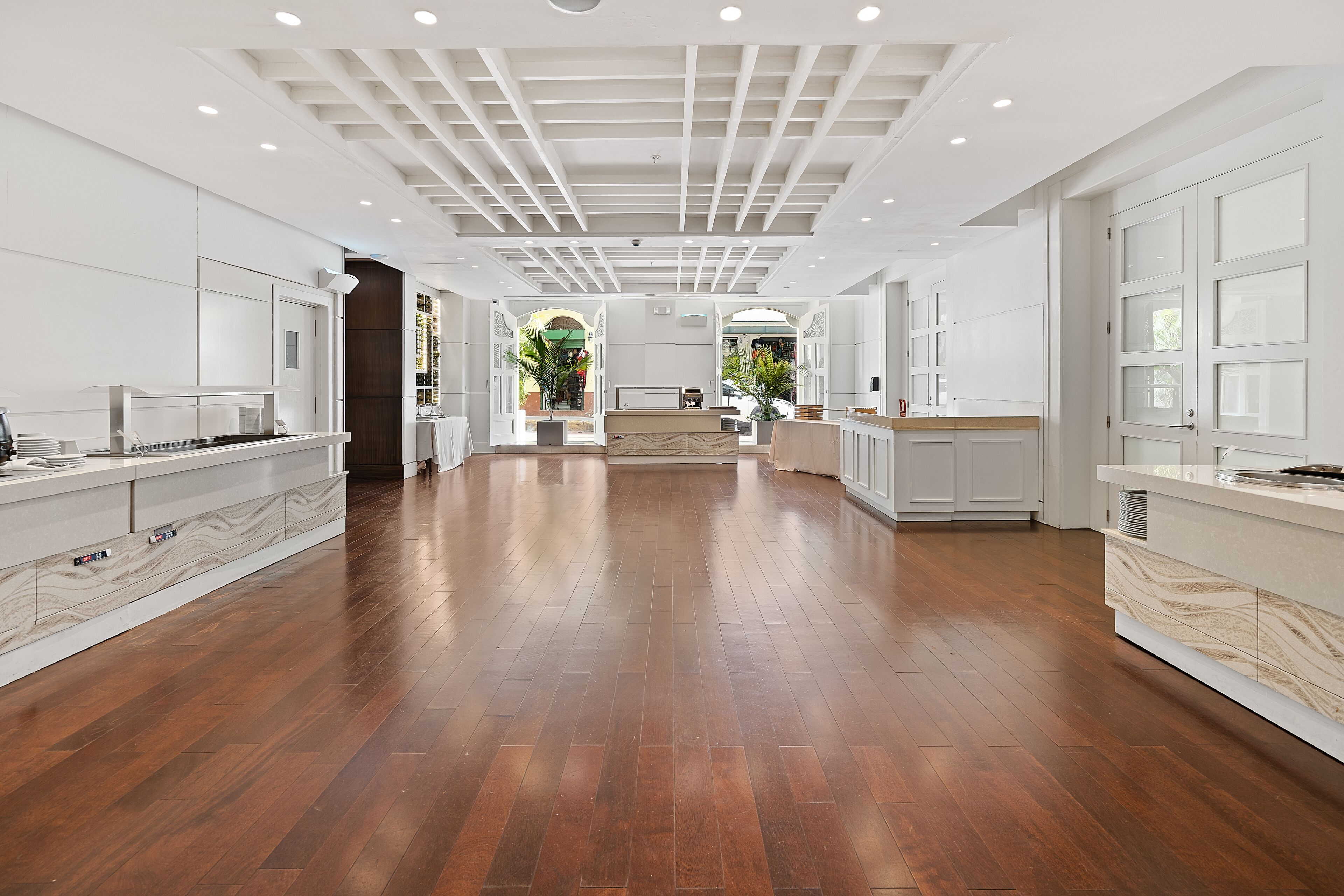 3 restaurants, breakfast served