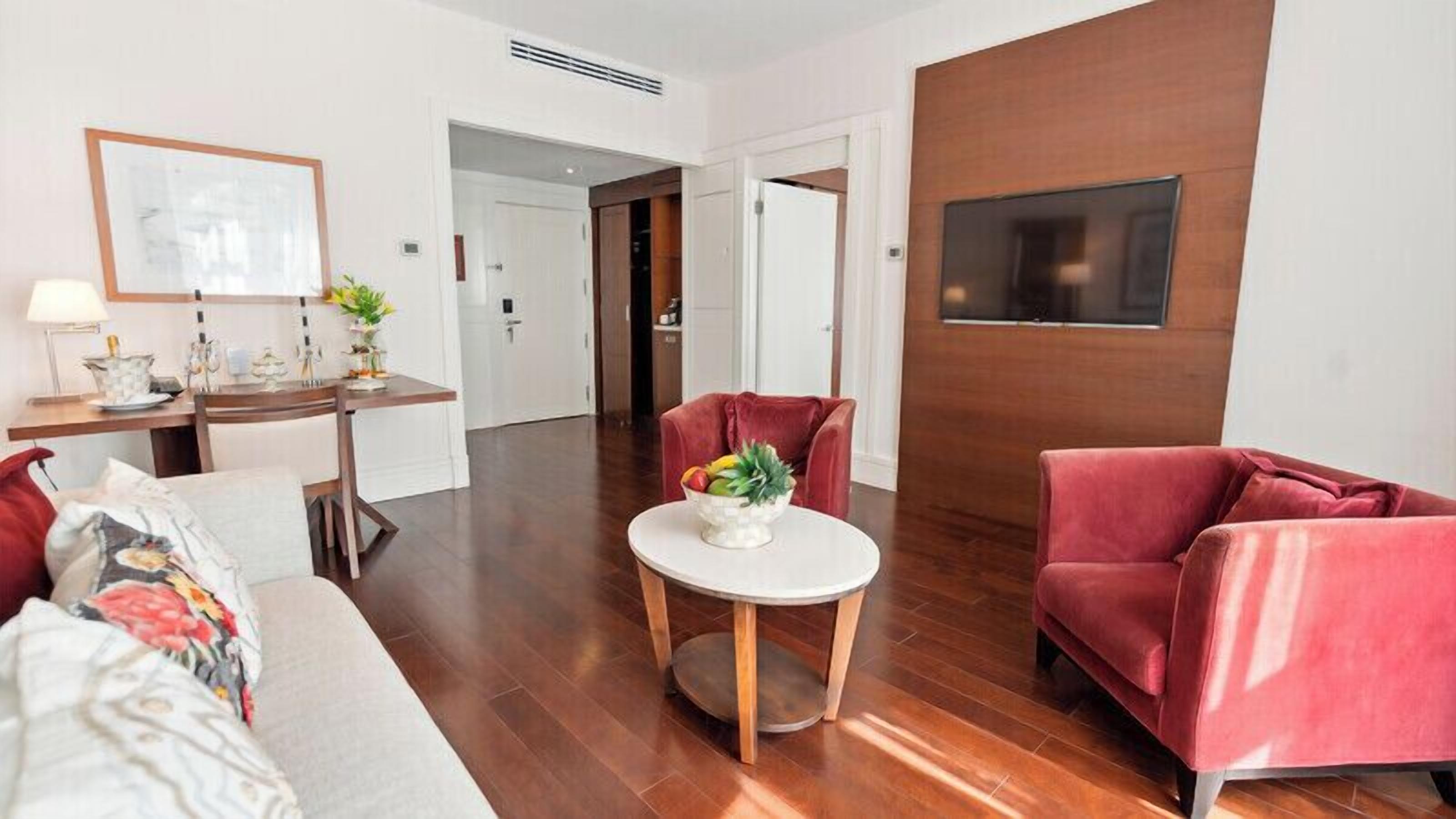 suite, 1 king bed | 1 bedroom, minibar, in-room safe, desk