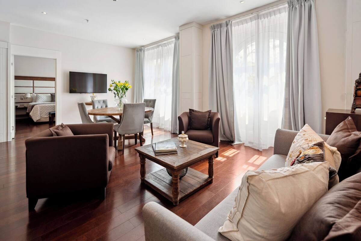Suite Presidenziale, 1 letto king, idromassaggio | 1 camera, minibar, una cassaforte in camera, una scrivania