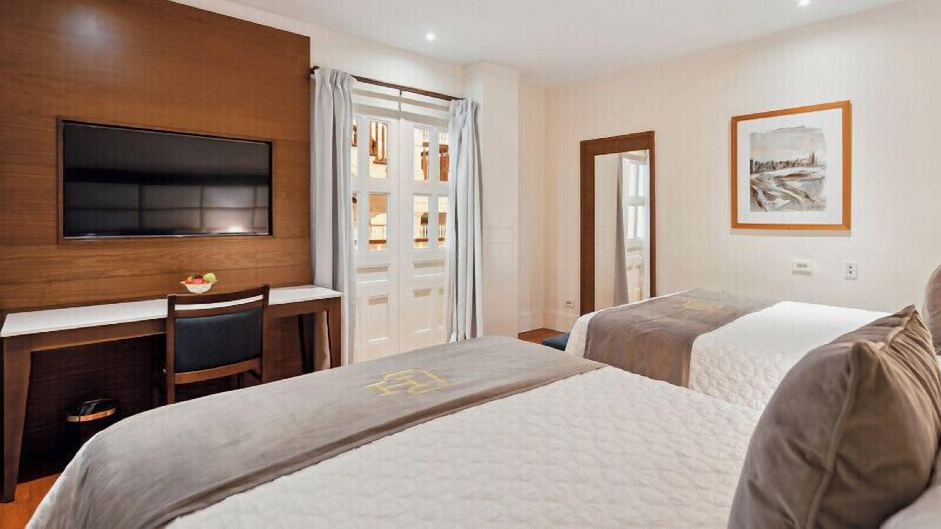 Habitación familiar, 2 camas Queen size | Minibar, caja de seguridad en la habitación y escritorio 