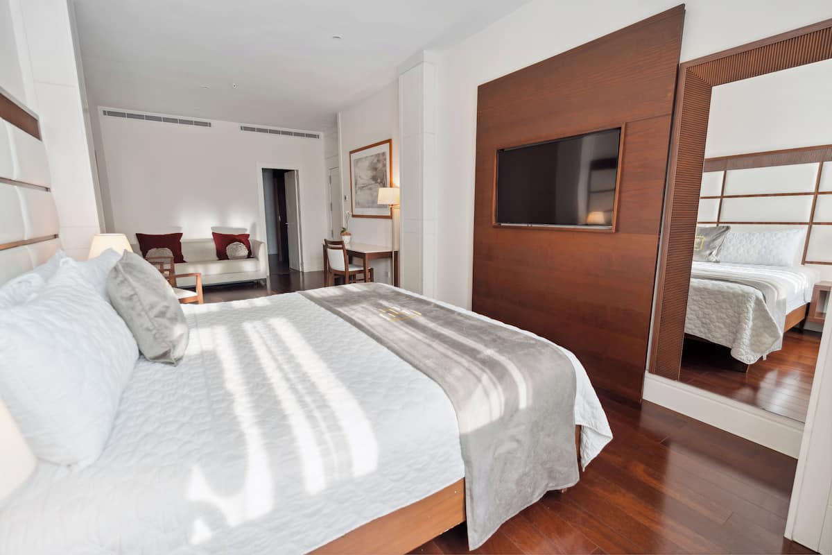 Junior Suite, 1 Queen Bed | 1 bedroom, minibar, in-room safe, desk