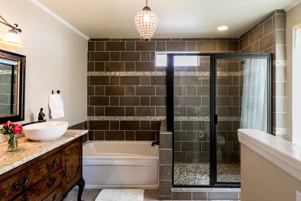 House, 1 Bedroom, 2 Bathrooms (Aunt Pam's) | Bathroom | Combined shower/bathtub, free toiletries, towels