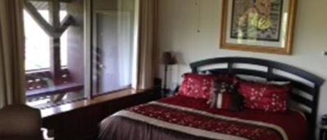Ein Schlafzimmer mit Bett, Fenster und einem Bild an der Wand.