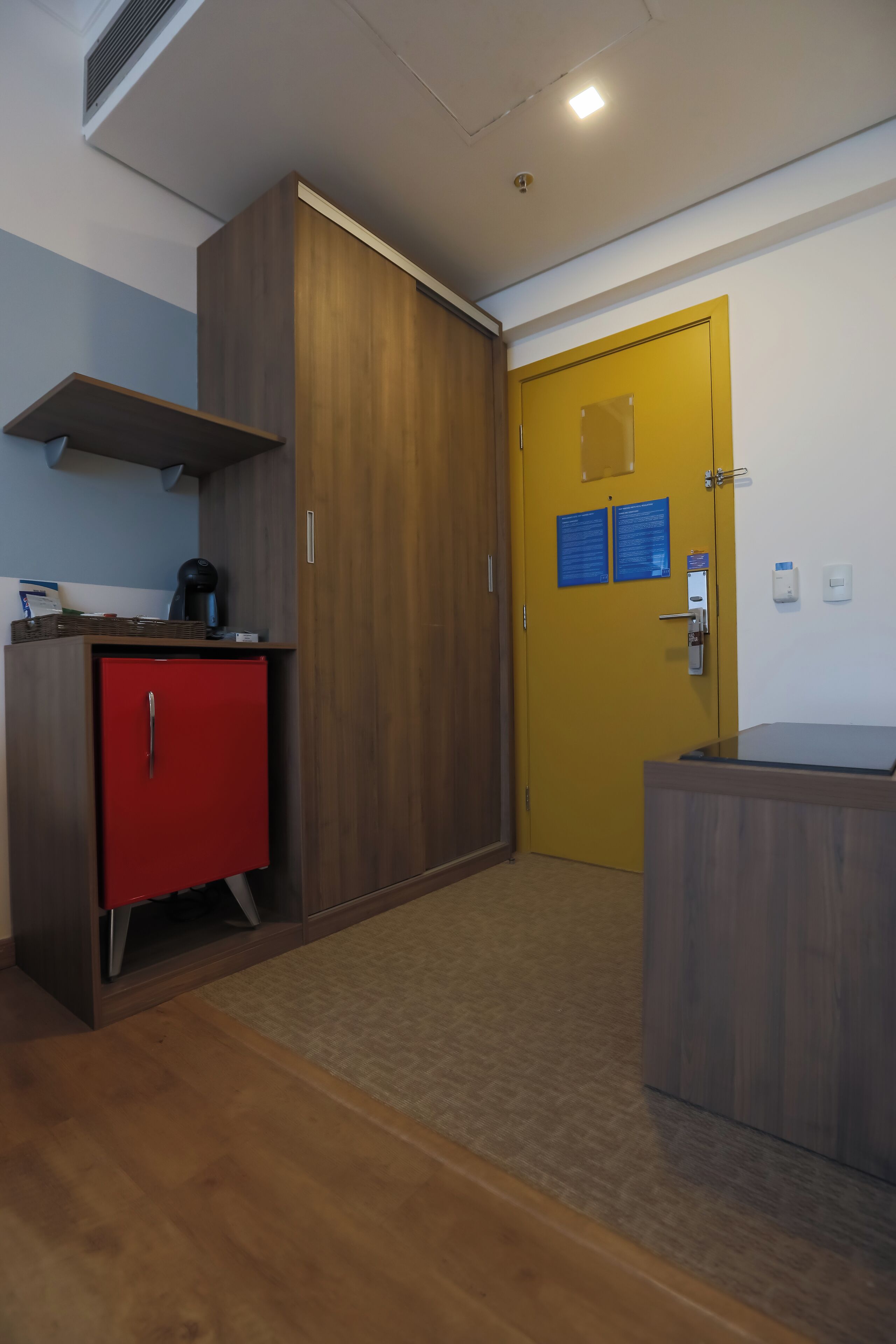 premium room, 1 king bed, non smoking | minibar, in-room safe, desk, soundproofing