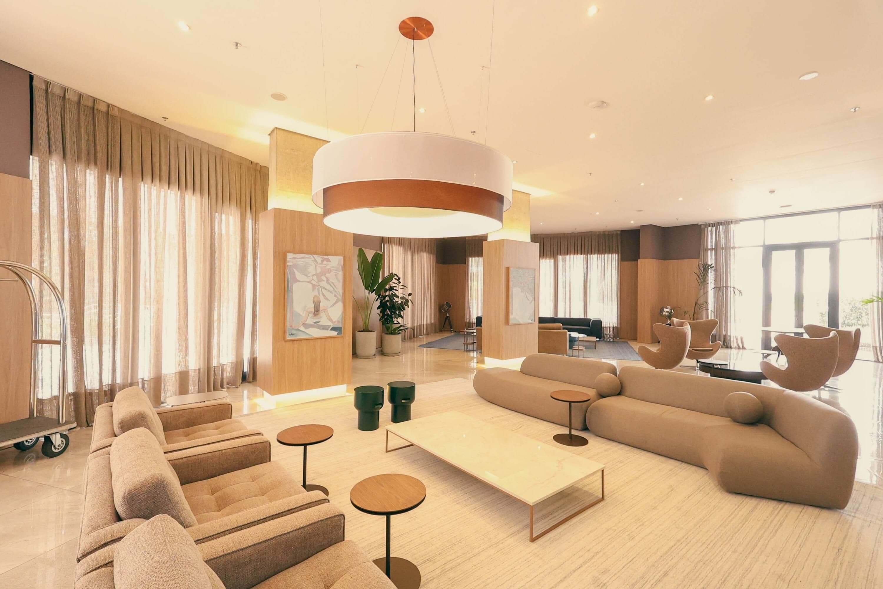 Una sala moderna con sofá, mesa de centro e iluminación colgante grande.