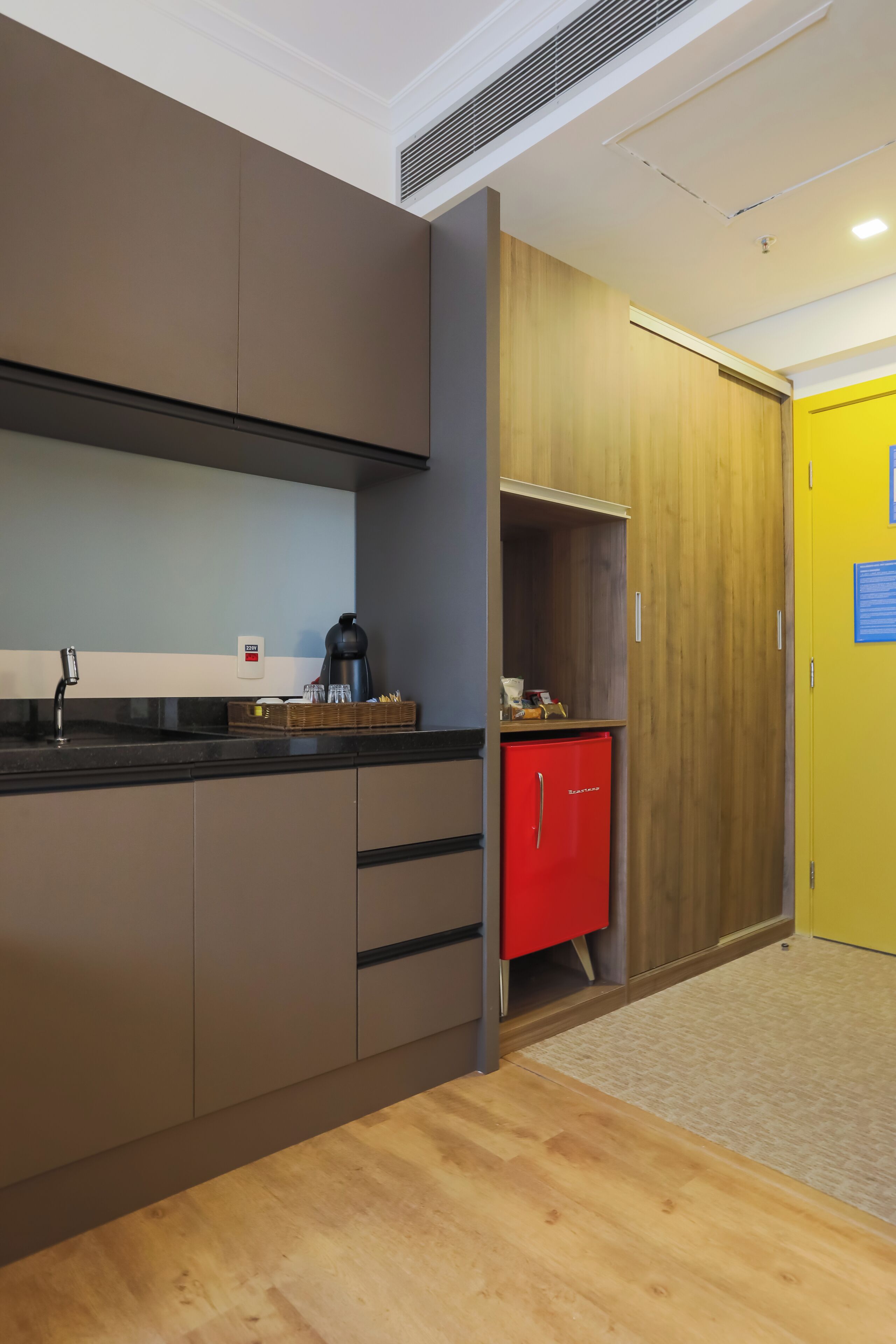 royal suite, 1 king bed, non smoking | minibar, in-room safe, desk, soundproofing