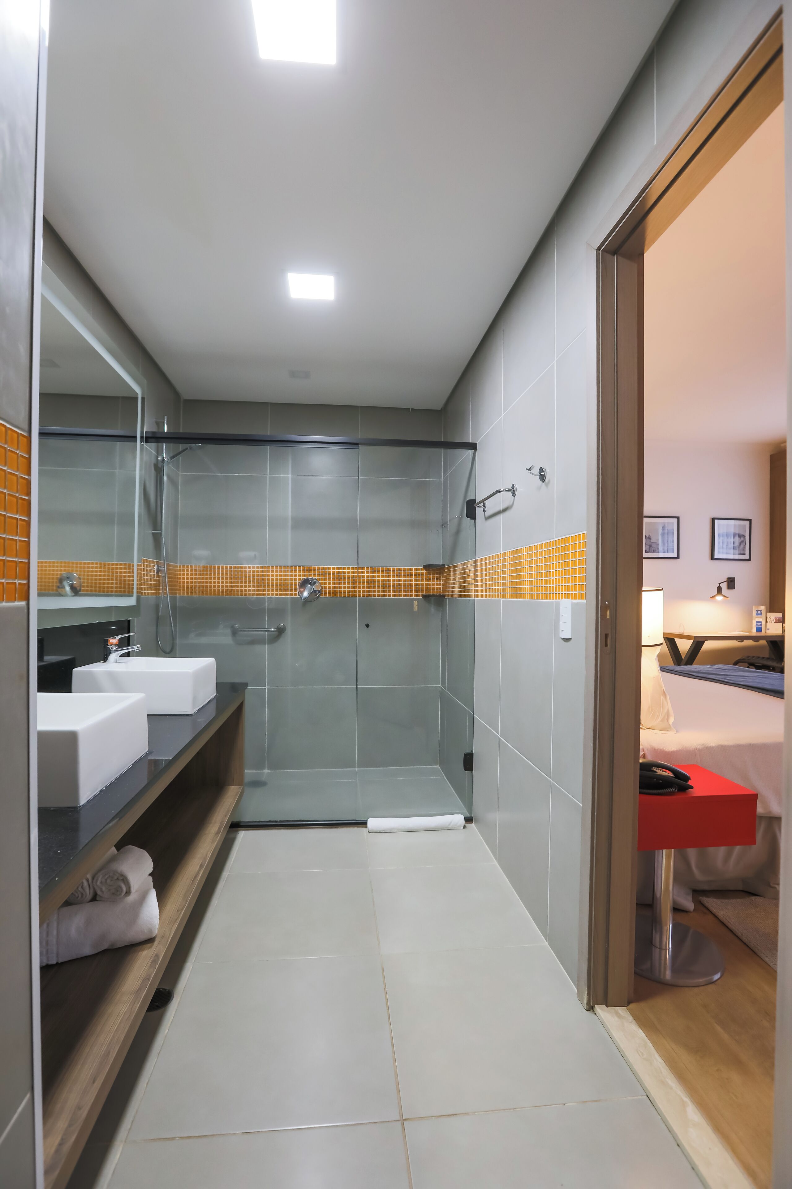 Quarto, várias camas, para não fumantes (Efficiency) | Banheiro | Chuveiro, produtos de toalete biodegradáveis, secador de cabelo 