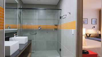 Quarto, várias camas, para não fumantes (Efficiency) | Banheiro | Chuveiro, produtos de toalete biodegradáveis, secador de cabelo