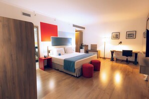 Familierom, flere senger, ikke-røyk | Minibar, safe på rommet, skrivebord og lydisolert