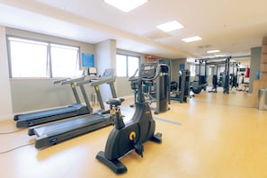 A gym with treadmills, elliptical machines, and weightlifting equipment. - TRYP by Wyndham Ribeirão Preto Nacional Inn (Ribeirão Preto)
