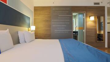 Room, 1 Queen Bed, Non Smoking (Fitness Room) | Minibar, in-room safe, desk, soundproofing