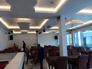 Dinner served, Thai cuisine - Samranchaykhong Hotel (Mukdahan)