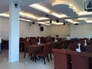 Dinner served, Thai cuisine - Samranchaykhong Hotel (Mukdahan)