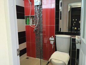 Douche, articles de toilette gratuits, sèche-cheveux