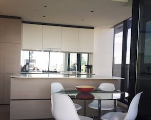 Living area - Wyndel Apartments St Kilda Views (Melbourne)