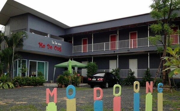 A two-story building with a sign reading "Mo Do Ong".