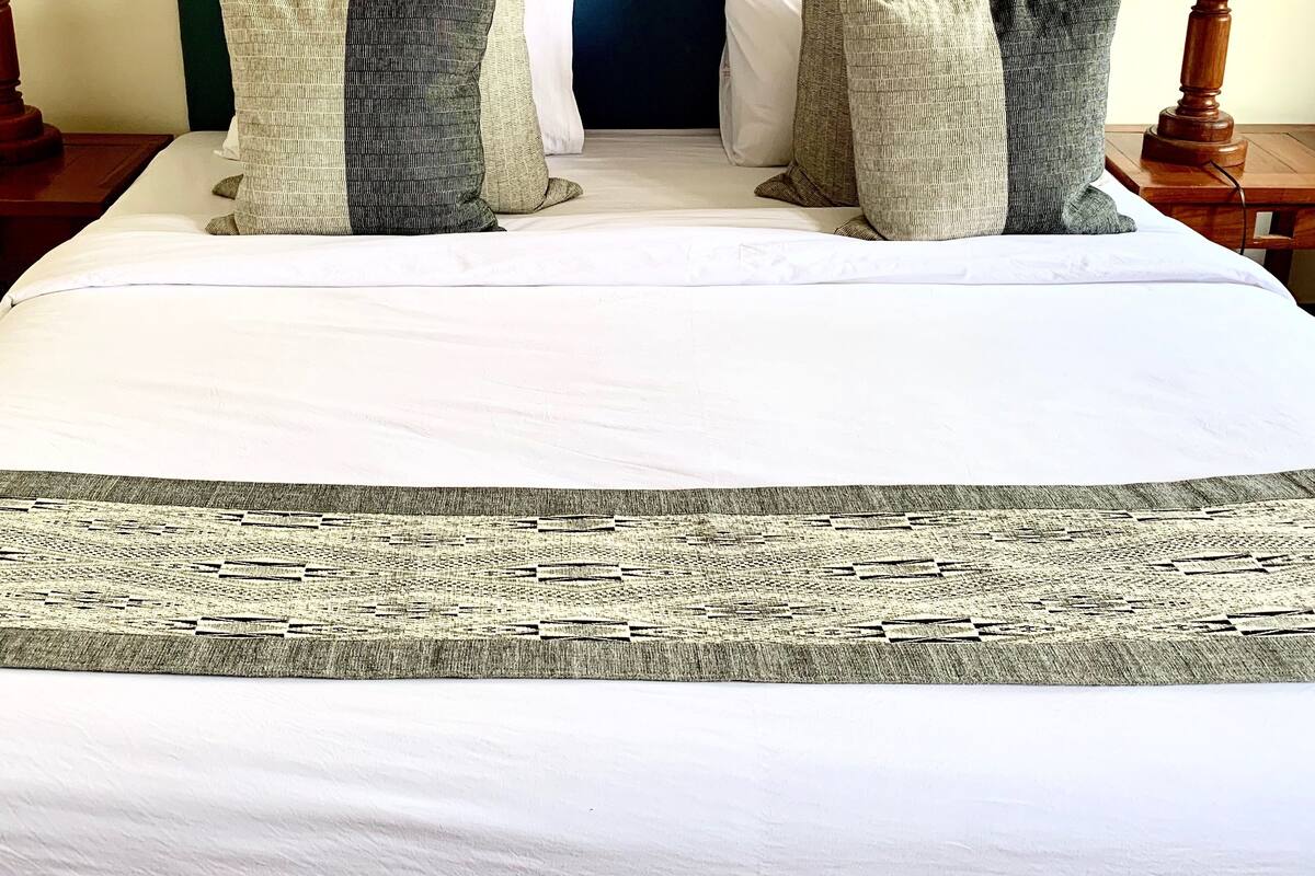 Habitación doble estándar, 1 cama Queen size, vista a la ciudad | Cortinas blackout, wifi gratis y ropa de cama