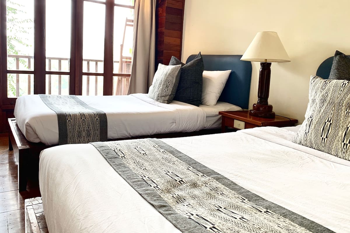 Habitación estándar con 2 camas individuales, varias camas, vista al río | Cortinas blackout, wifi gratis y ropa de cama