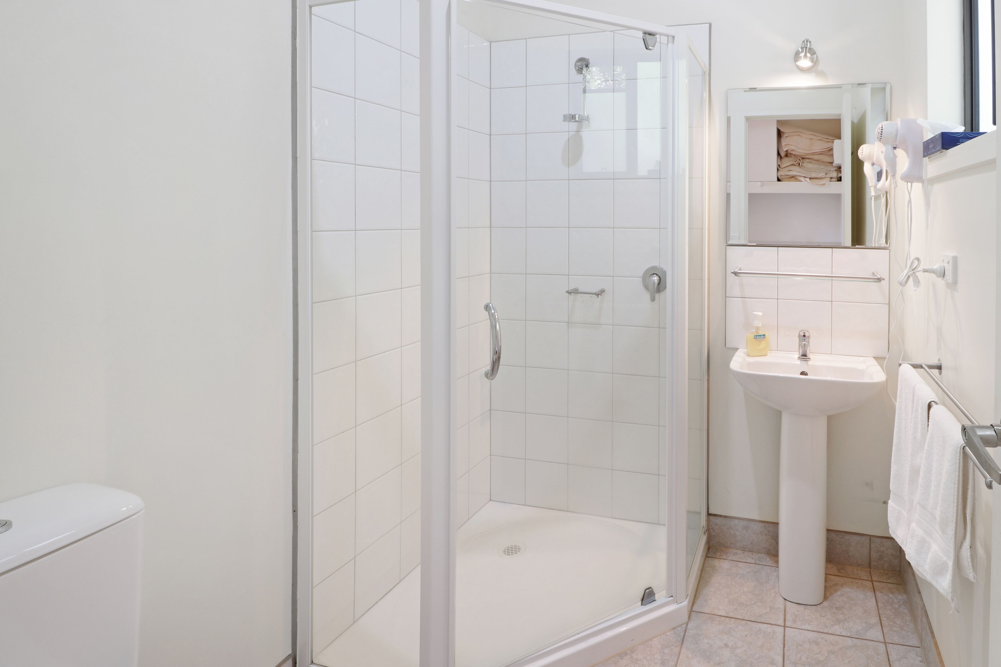 Chambre Standard, vue montagne (Pine Room 1 - Motel-Style) | Salle de bain