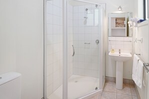 Bathroom - Delatite Apartments Merrijig (Merrijig)