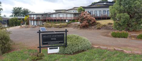Schild für Delite Apartments Merrijg, das anzeigt, dass es sich um eine privat geführte Apartment- und Motelanlage handelt, mit angegebener Website.