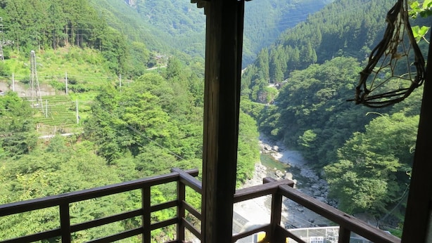 A room with a view of a lush valley and a river. - Guest House Nishiki - Hostel (Chichibu)