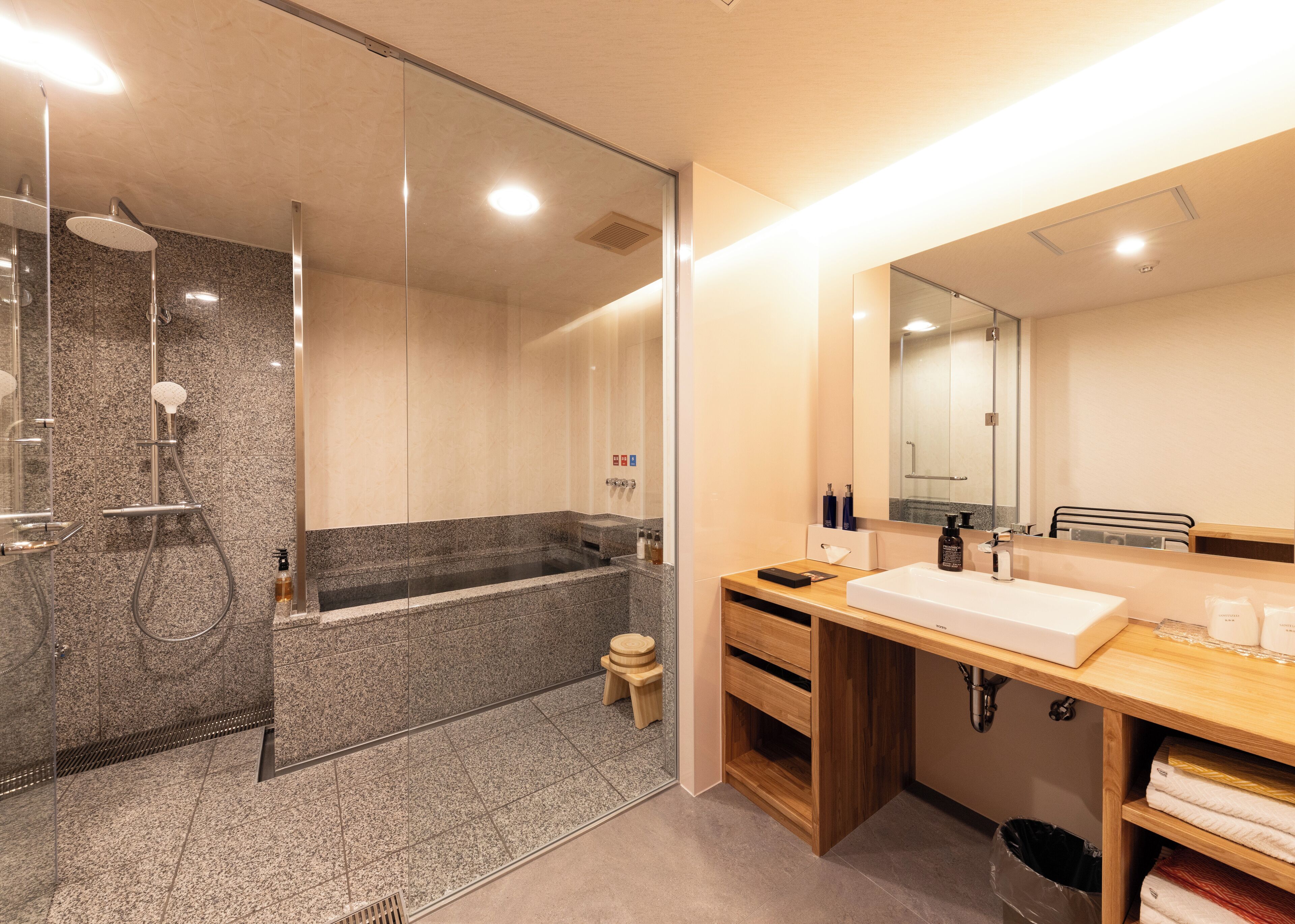 Deluxe-Suite | Badezimmer | Badewanne und Dusche (separat), Komfortbadewanne