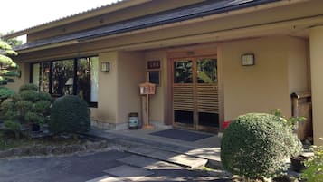 Fachada de la propiedad