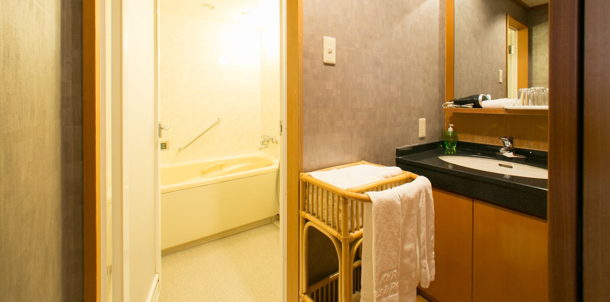 japanese style room | bathroom | combined shower/bathtub, deep-soaking bathtub, free toiletries