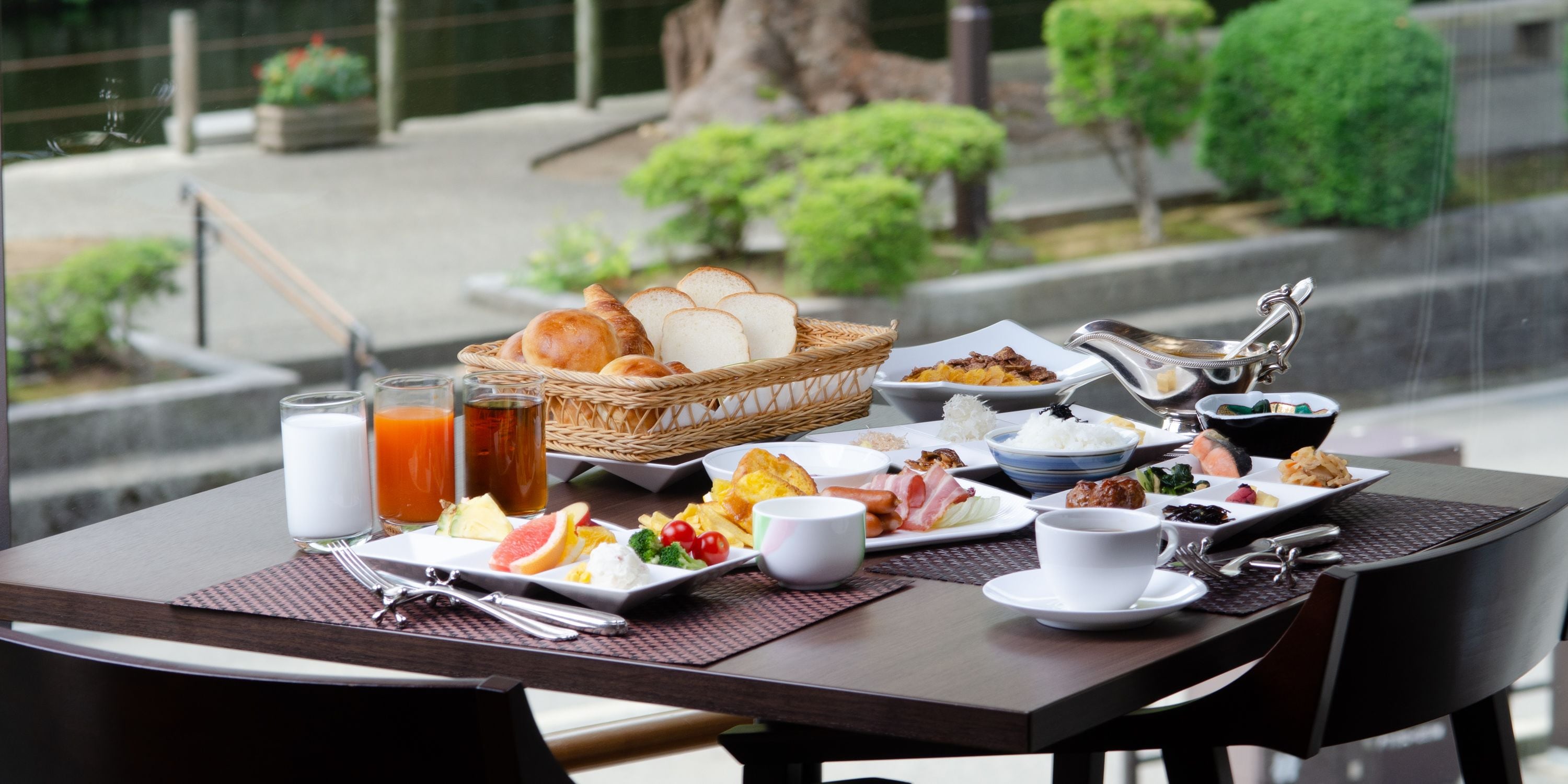 daily buffet breakfast (jpy 2800 per person)