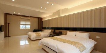 Standard Quadruple Room | Desk, free WiFi, bed sheets