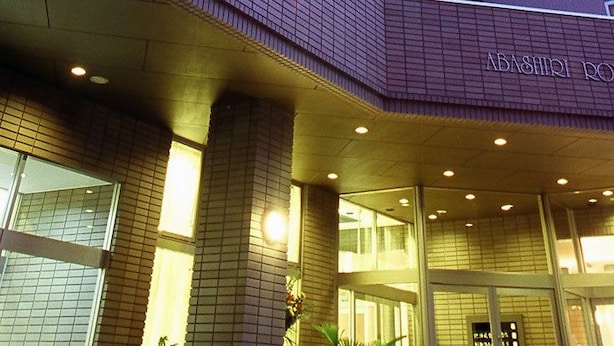 Exterior del Hotel Ashirli Royal, con un diseño moderno, amplias ventanas de vidrio y una entrada destacada.