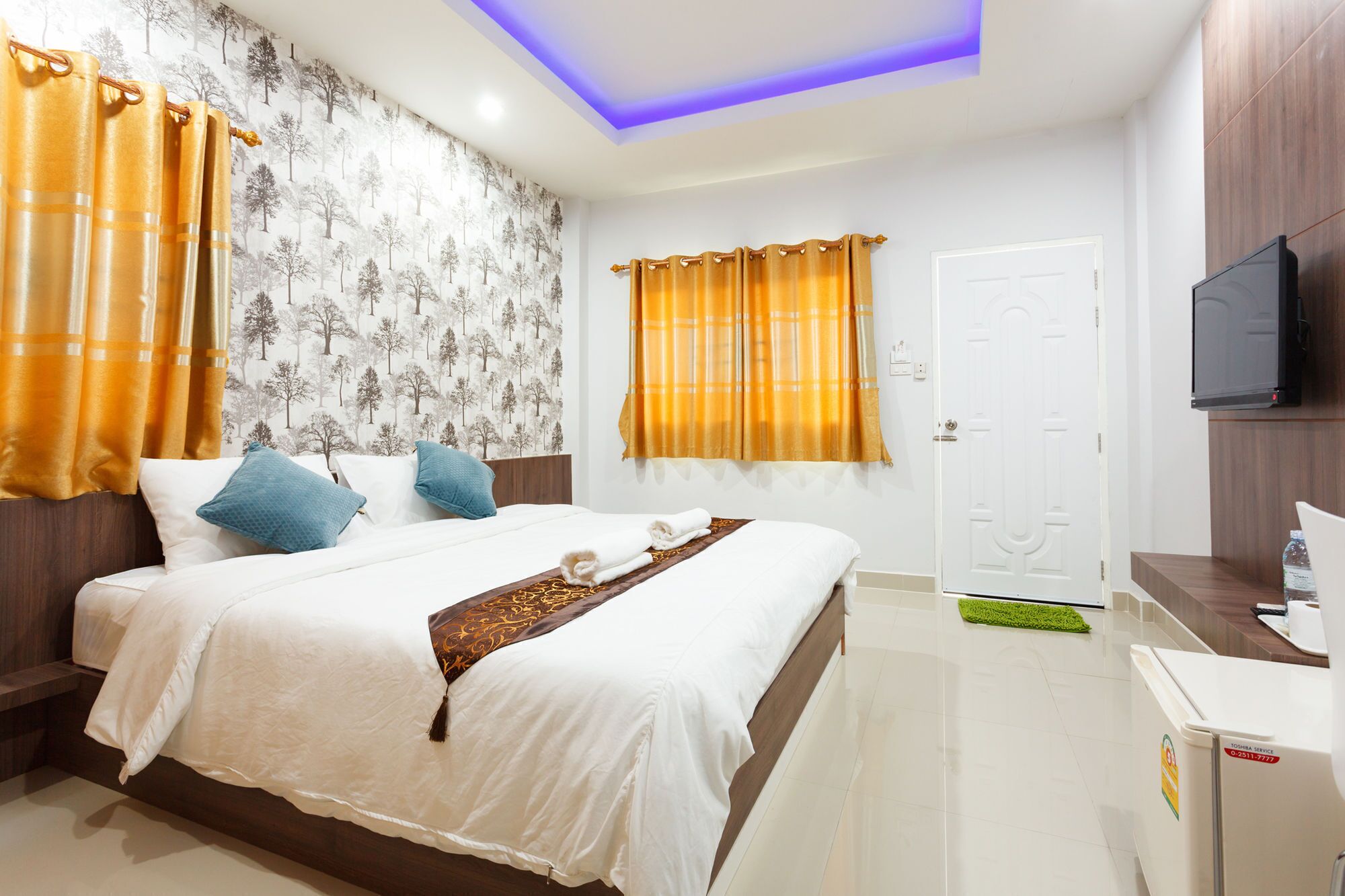 Desk, rollaway beds, free WiFi