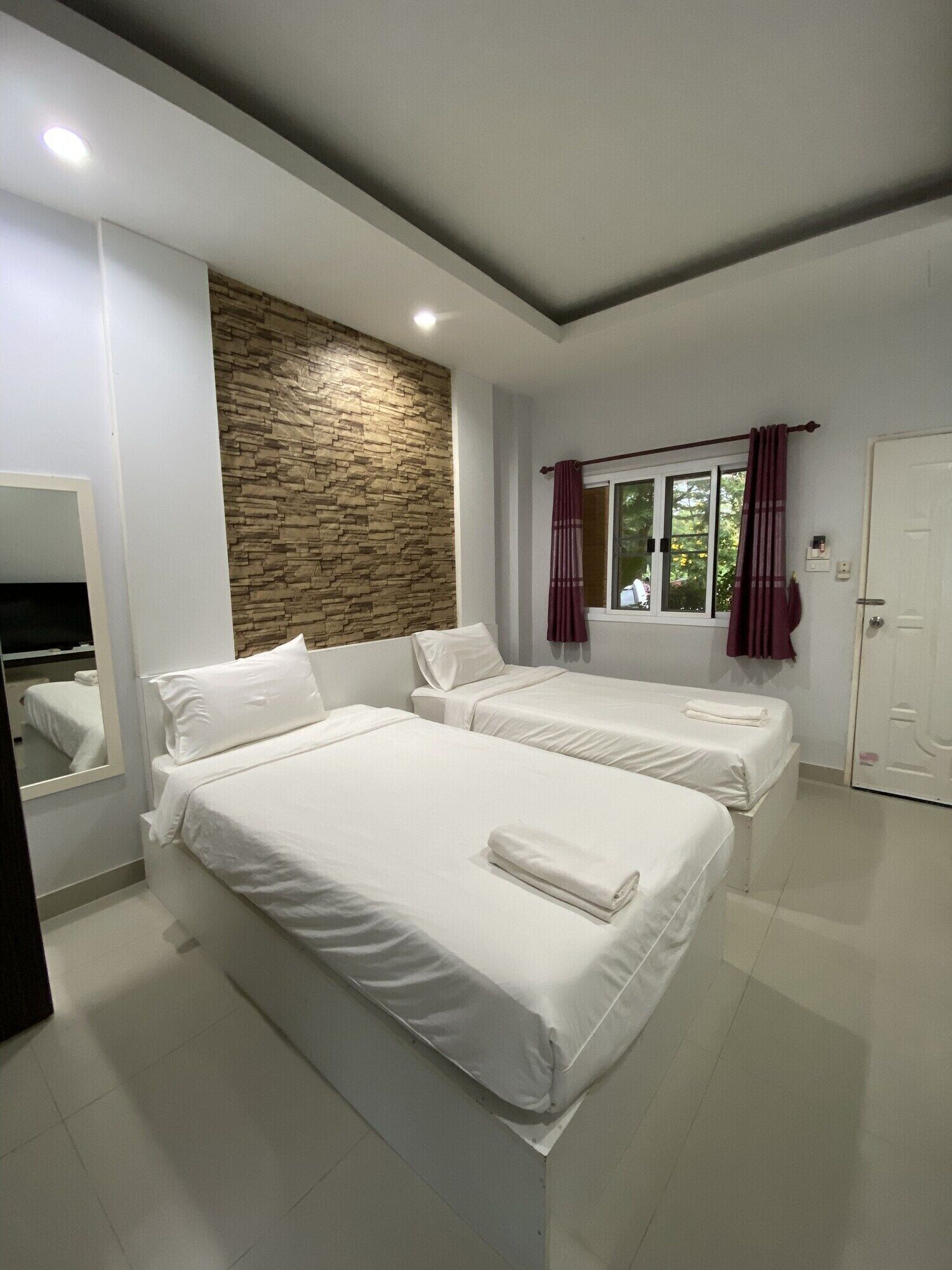 Desk, rollaway beds, free WiFi