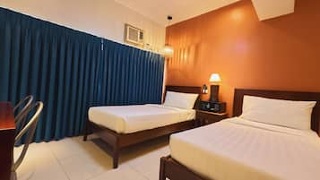 Kahden hengen deluxe-huone (kaksi sänkyä) | Työpöytä, ilmainen Wi-Fi, vuodevaatteet