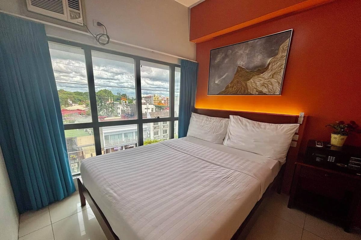 Deluxe Room | Desk, WiFi (free), bed sheets