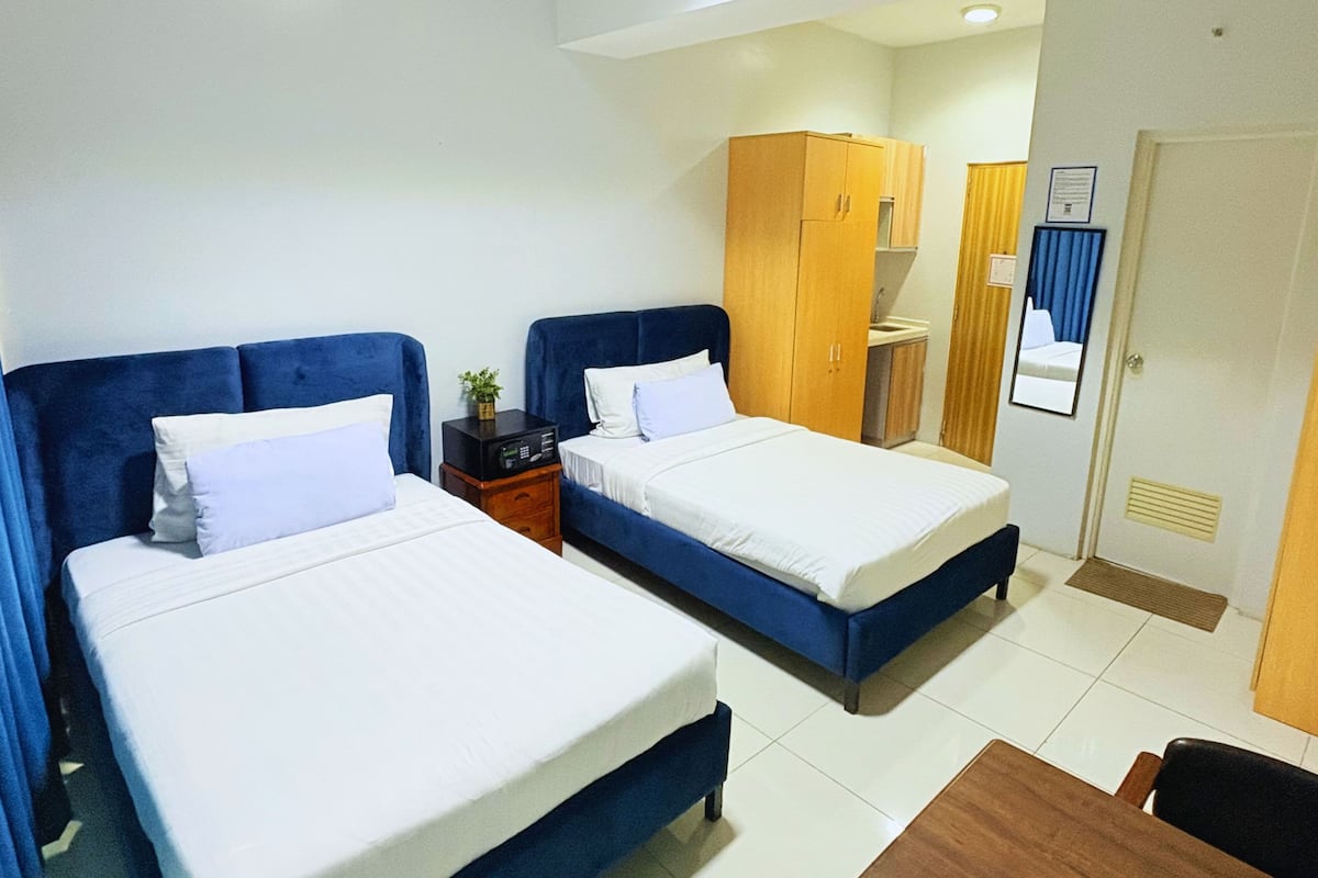 Family Quadruple Room | Desk, free WiFi, bed sheets