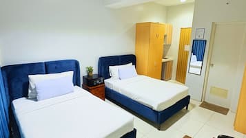 Neljän hengen perhehuone | Työpöytä, ilmainen Wi-Fi, vuodevaatteet