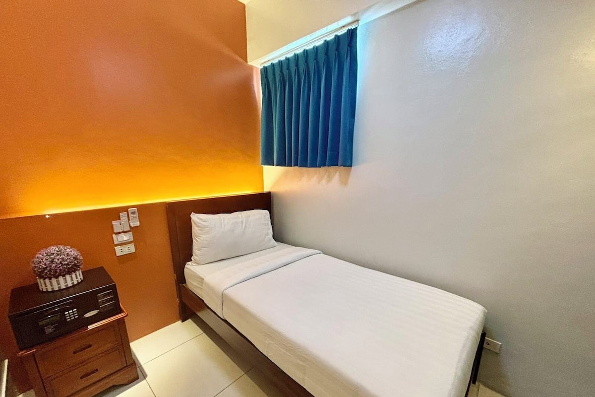 Standard Room, 1 Twin Bed | Desk, WiFi (free), bed sheets