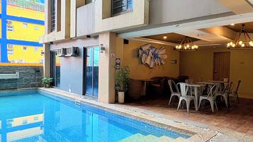 Una piscina techada