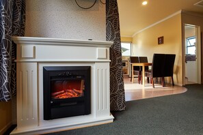 Deluxe-studiosuite - 1 kingsize-seng - pejs i værelset - bjergudsigt (Adult Only) | Pejs